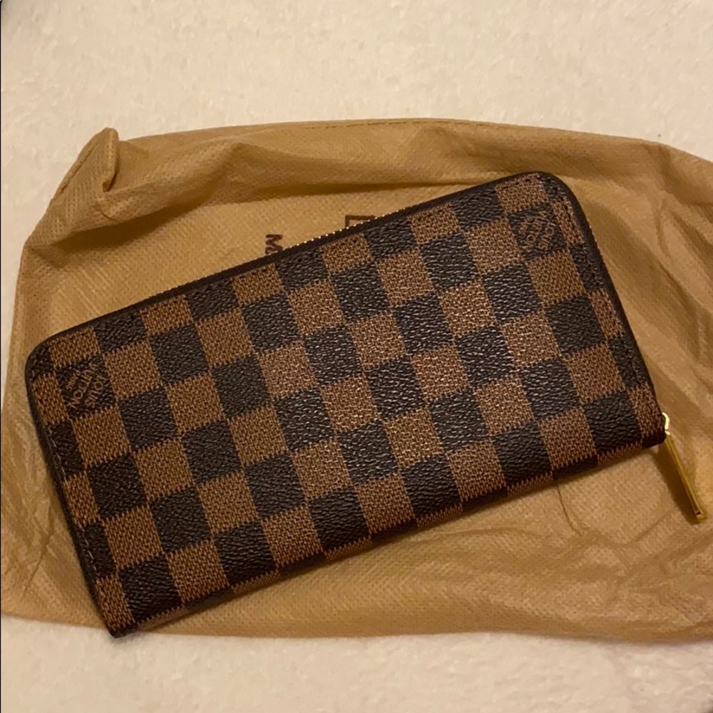 checker zip wallet